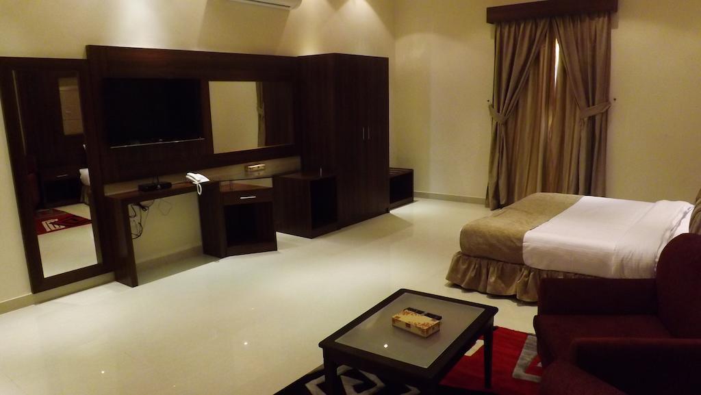 Baron Palace - Almasif Hotel Apartments Riyadh Room photo