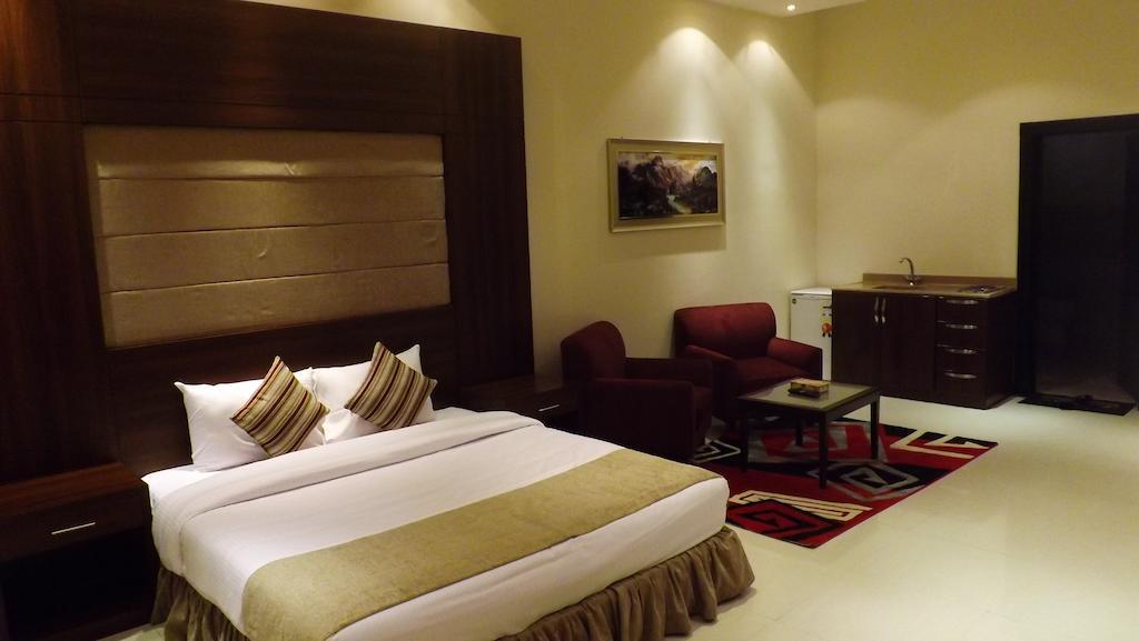 Baron Palace - Almasif Hotel Apartments Riyadh Room photo